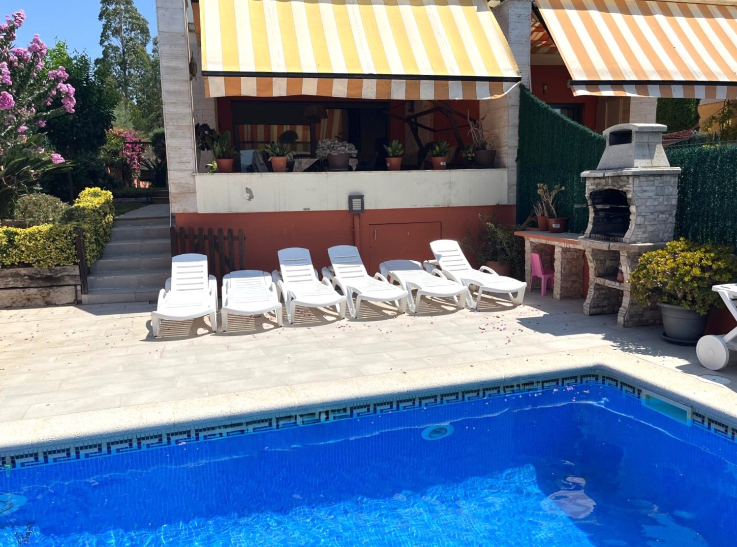 BONITA CASA EN VENTA EN PALAMÓS: CON TERRAZA, JARDÍN, PISCINA-BARBACOA, GARAJE 2 COCHES…